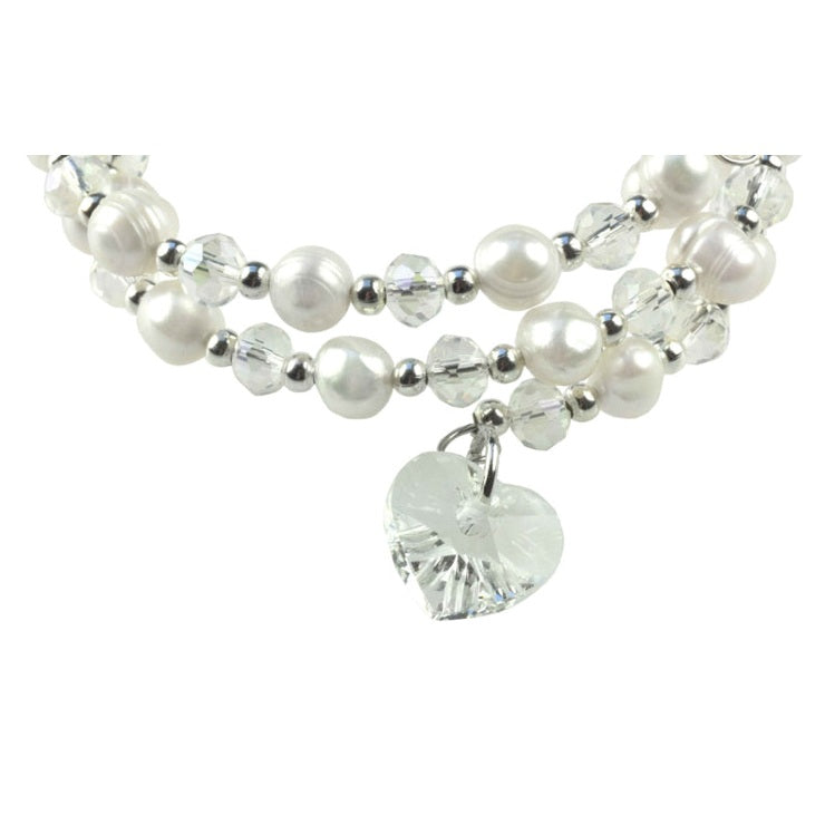 Detail van wit zoetwater parel wikkel armband met kristallen hartje | Wrap Pearl Crystal Heart