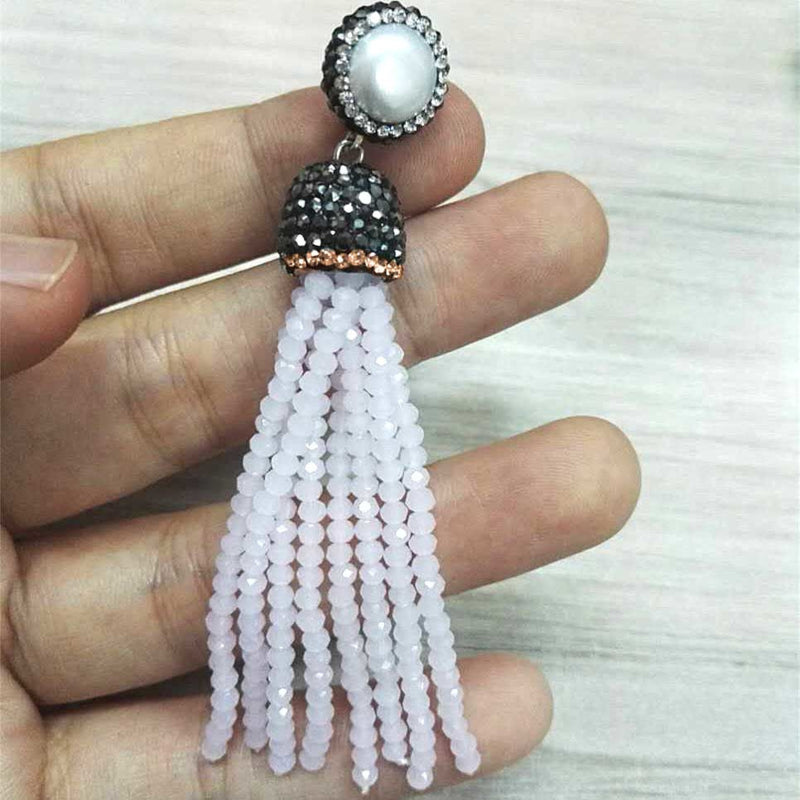 Lange witte zoetwater parel oorbellen met zwarte en gouden stras steentjes en wit kristallen kwastje in hand | Bright Pearl White Crystal Tassel Gold