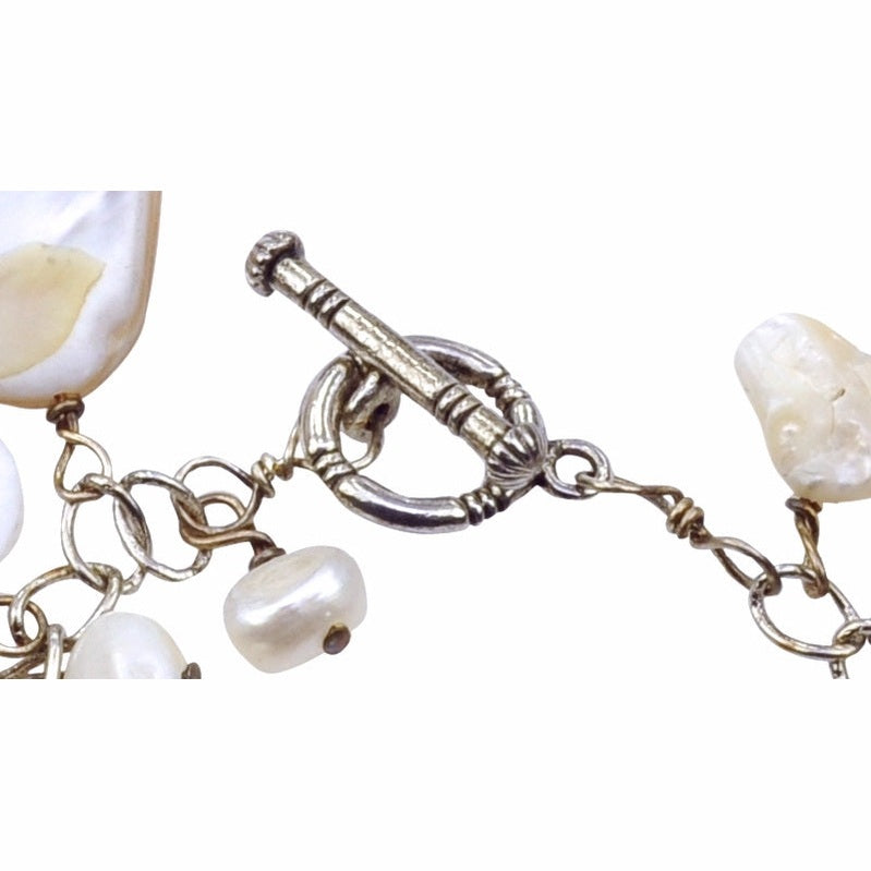 Slotje van zoetwater parel bedel armband met witte parels en parelmoer | Baroc White