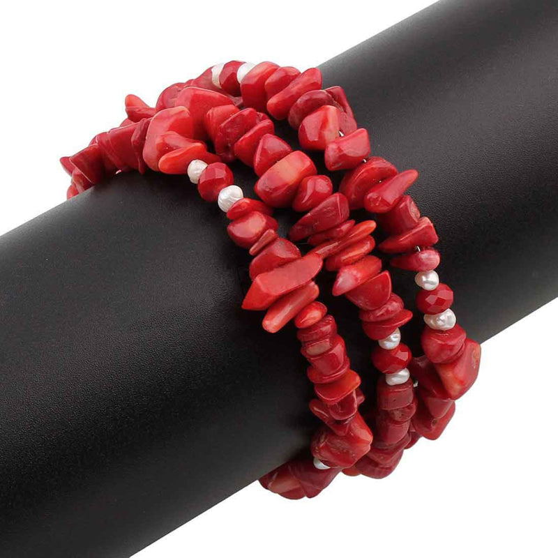 Wit zoetwater parel wikkelarmband met rood koraal op display | Wrap Coral Pearl