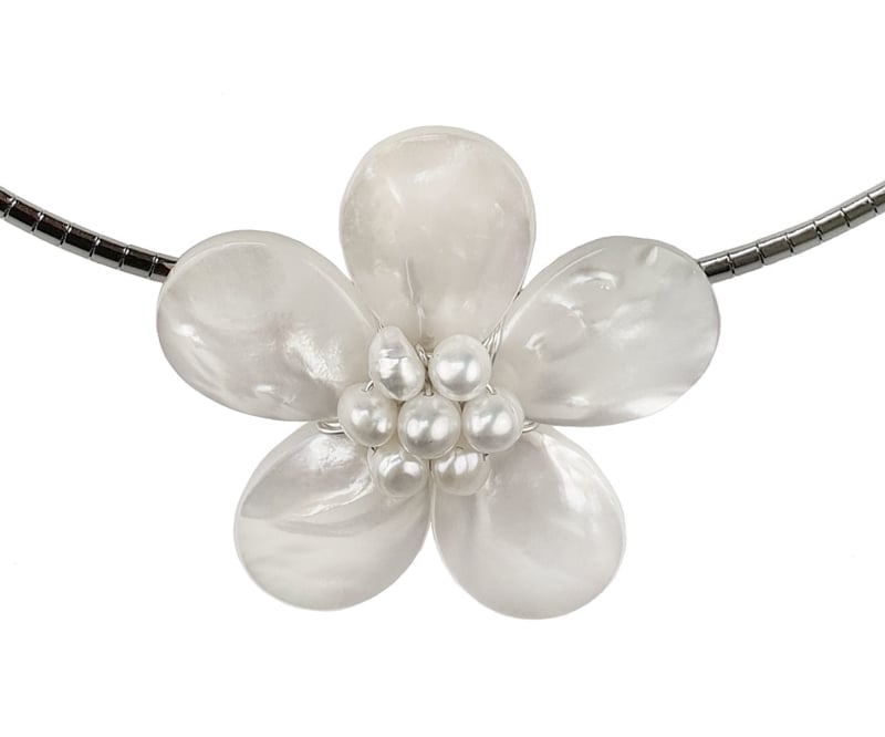 Detail van zoetwater parelketting met witte parels, wit parelmoer in de vorm van een bloem en zilver edelstaal | Fleury W