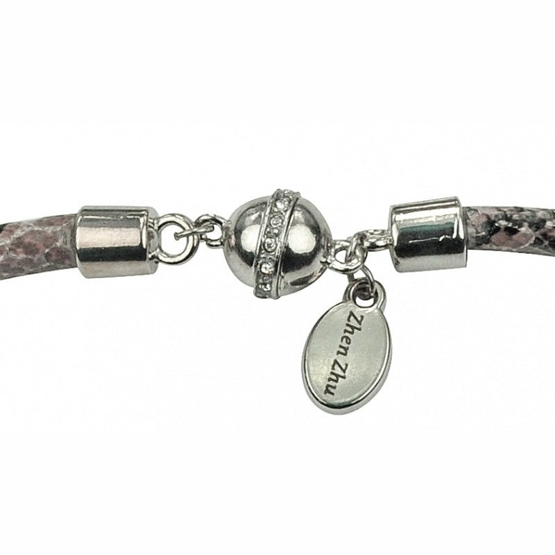 Magneetslotje van zoetwater parelketting met witte parel hanger en leer | Reptile White Coin