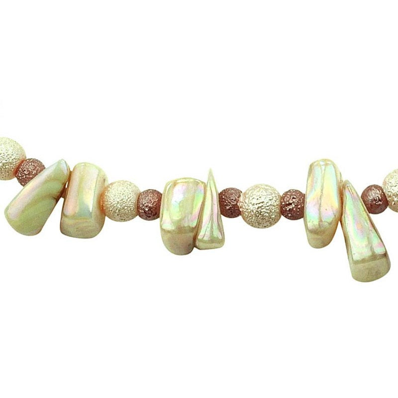 Detail van cremè kleurige parelmoeren ketting | Cube Glas