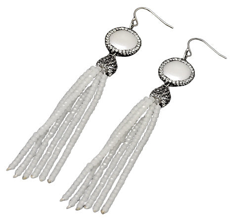Lange witte parel oorbellen met stras steentjes en sterling zilver (925) liggend | Bright Coin Pearl White Crystal Tassel