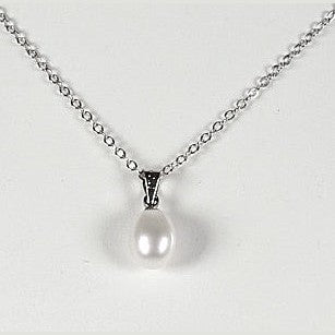 Detail van zoetwater parelketting met witte parel hanger | Cadeau set Single Pearl W