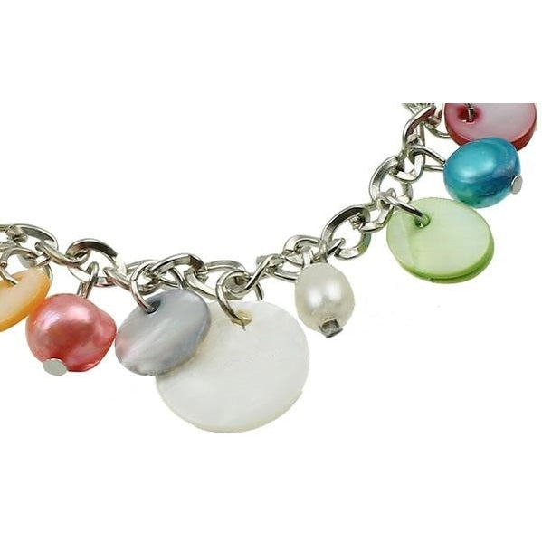 Detail van zoetwater parel bedel armband met vrolijk gekleurde parels en parelmoer | Pearl Multi Color Shell