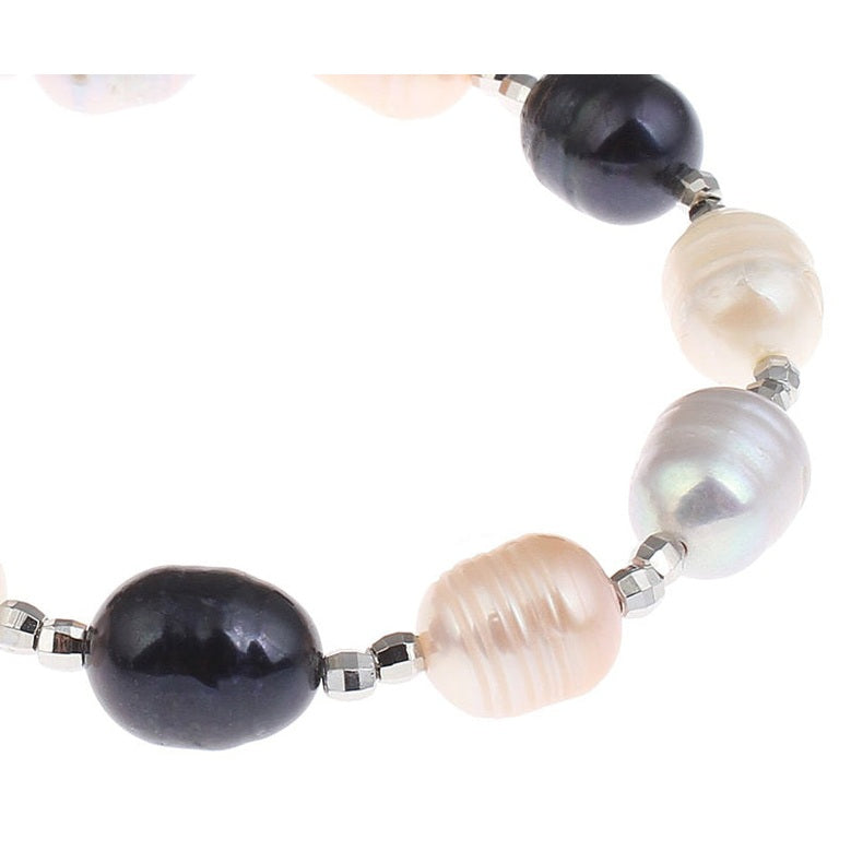 Detail van zoetwater parel armband met witte, grijze en zalm kleurige parels | Marlotte