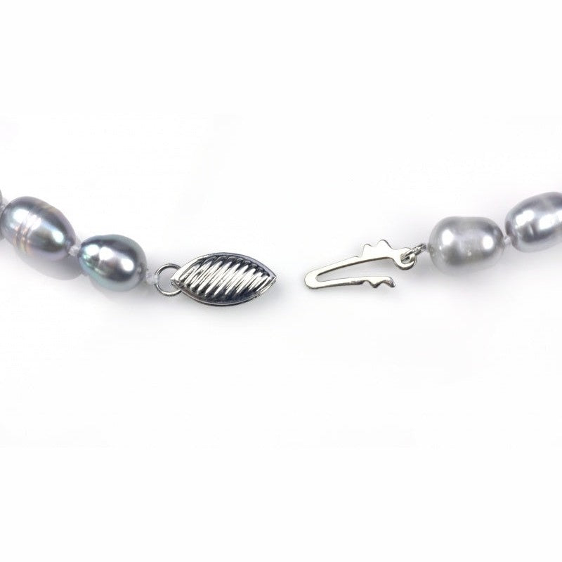 Slotje van grijze zoetwater parelketting | Grey