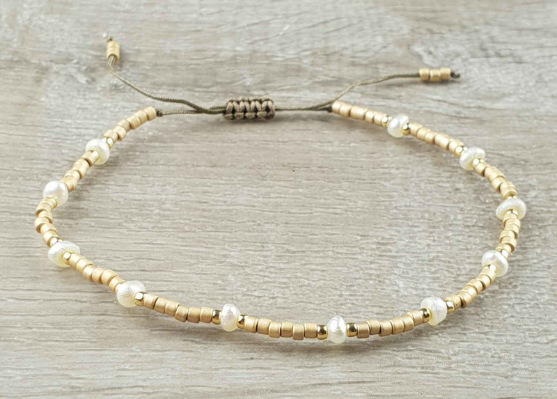 Wit zoetwater parel armband, schuifarmband met achtergrond | Mini Pearl Bead Gold
