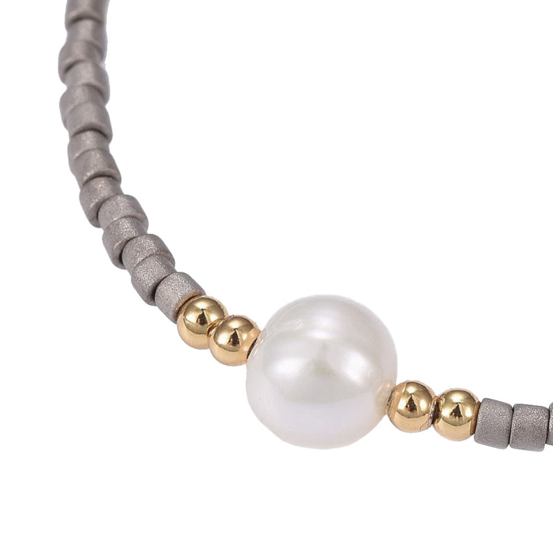 Detail van wit zoetwater parel armband met leverkleurige kraaltjes | Mini Pearl One Liver Color