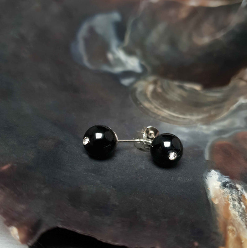 Zwarte edelstenen oorbellen met zwarte agaat en stras steentjes liggend in schelp | Bling Black Agate