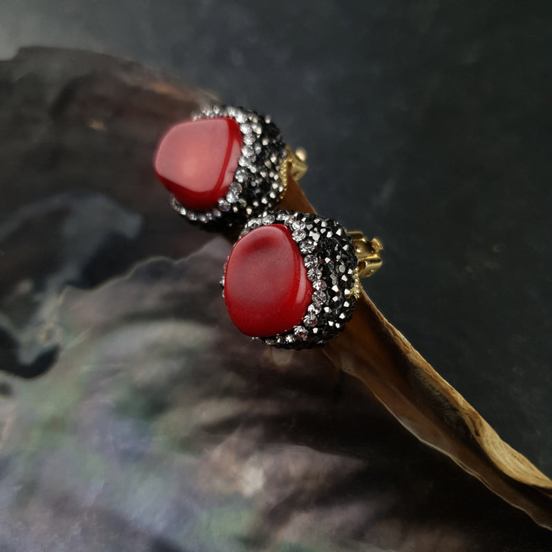 Koralen clips oorbellen met rood koraal en stras steentjes hangend aan schelp | Bright Coral Clips
