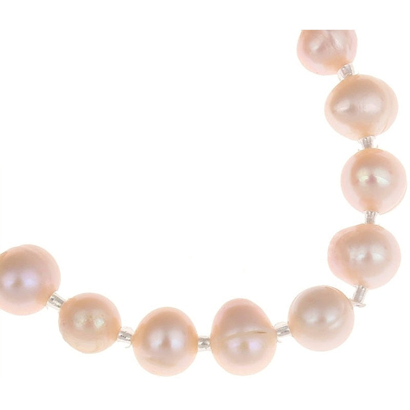 Detail van zoetwater parel armband met zalm kleurige parels, elastisch | Seed Bead Pearl Peach
