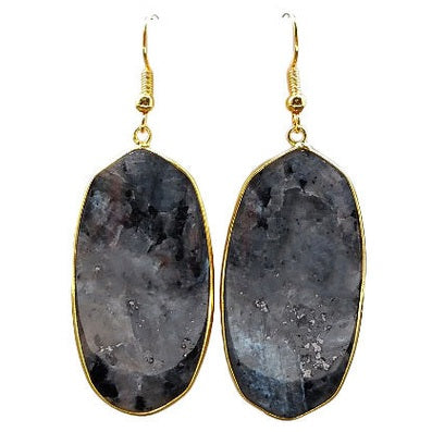 Grote edelstenen oorbellen met zwarte labradoriet en goud edelstaal vooraanzicht | Big Black Labradorite Gold