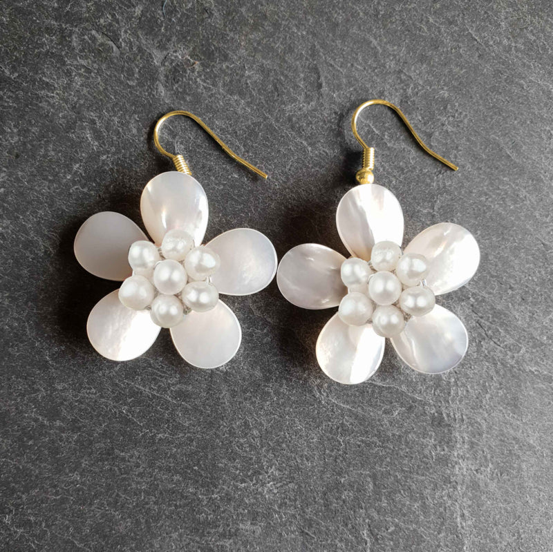 Witte zoetwater parel oorbellen met parelmoeren bloem en goud edelstaal