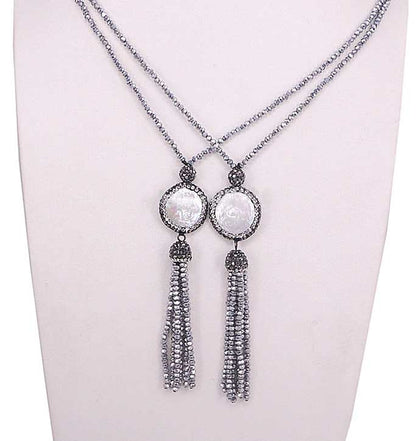 Lange zoetwater parelketting met witte parel hanger met zilveren stras steentjes en kwastje op buste | Bright Coin Pearl Silver