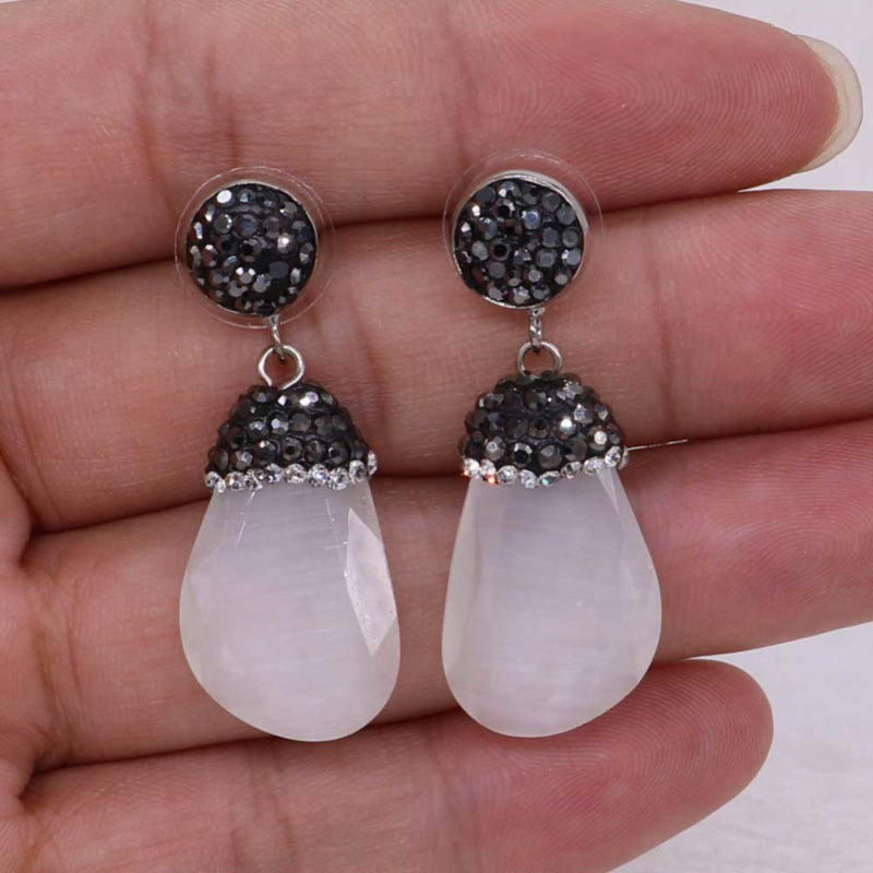 Witte edelstenen oorbellen met kattenoog en stras steentjes, edelstenen oorknoppen in de hand| Bright White Cat&