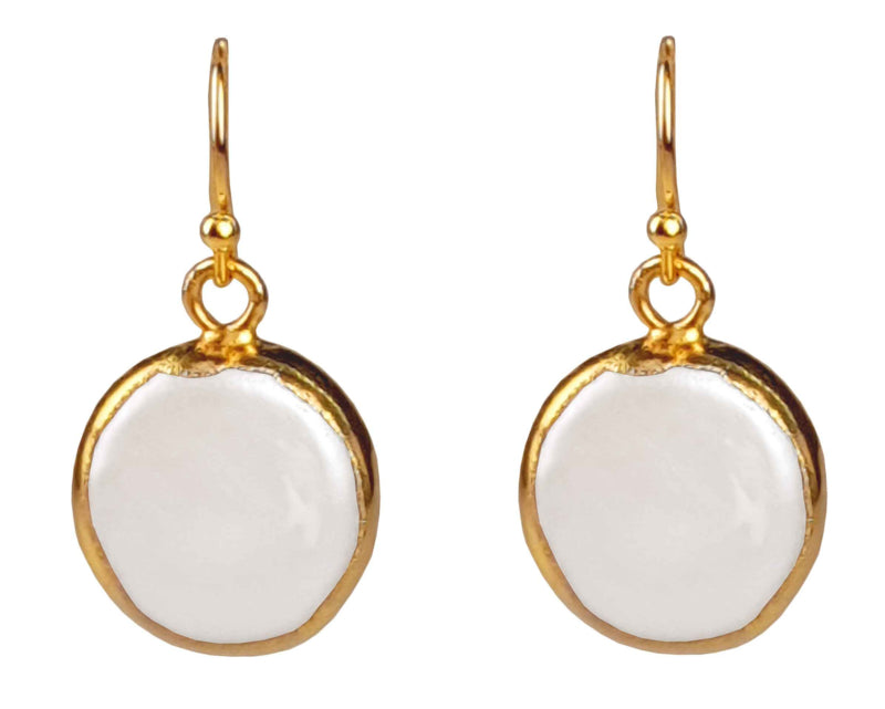 Vooraanzicht van witte zoetwater parel oorbellen met goud edelstaal | One Gold Coin Pearl