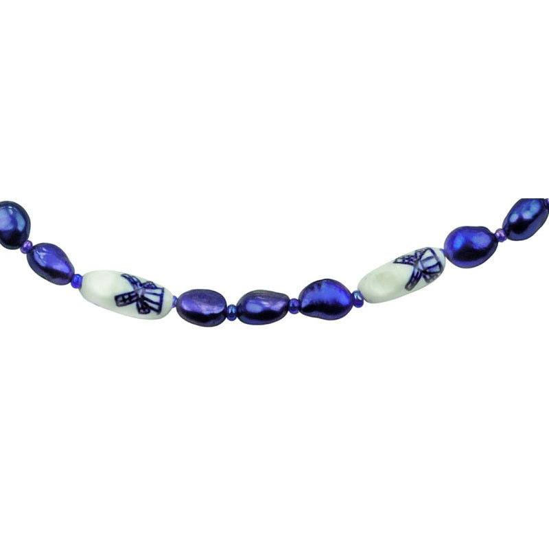 Detail van zoetwater parelketting met blauwe parels, Delfts blauwe klomp en magneetslotje | Hollands Glorie Klomp Blauw