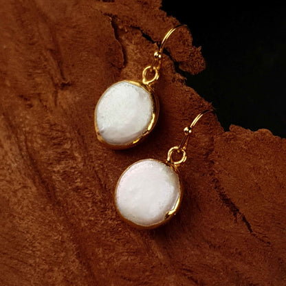 Witte zoetwater parel oorbellen met goud edelstaal hangend aan schors | One Gold Coin Pearl