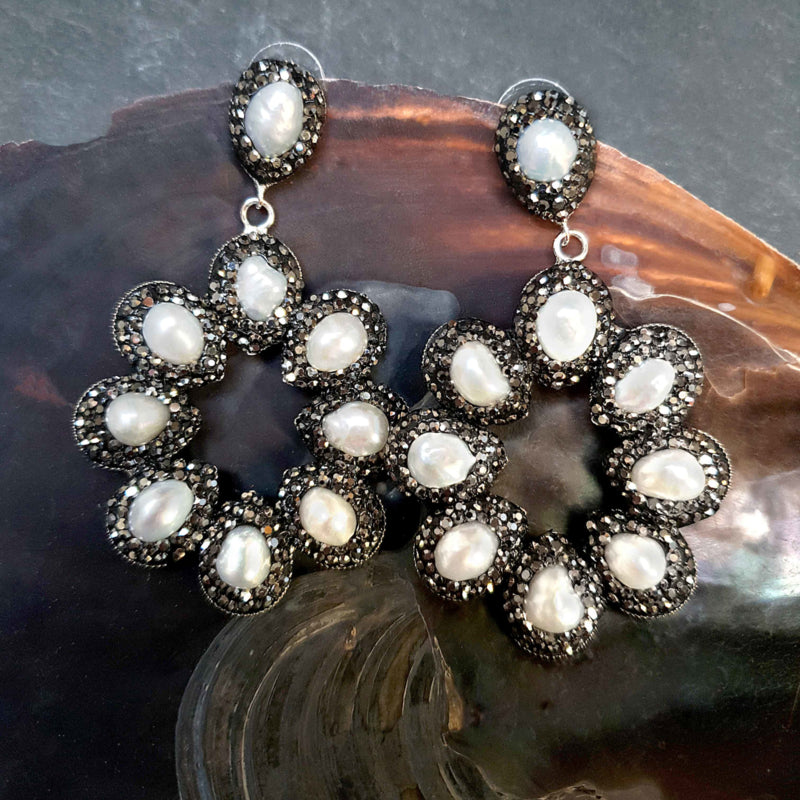 Grote zoetwater parel oorbellen met witte parels en stras steentjes in bloem motief hangend in schelp | Bright Pearl Flower