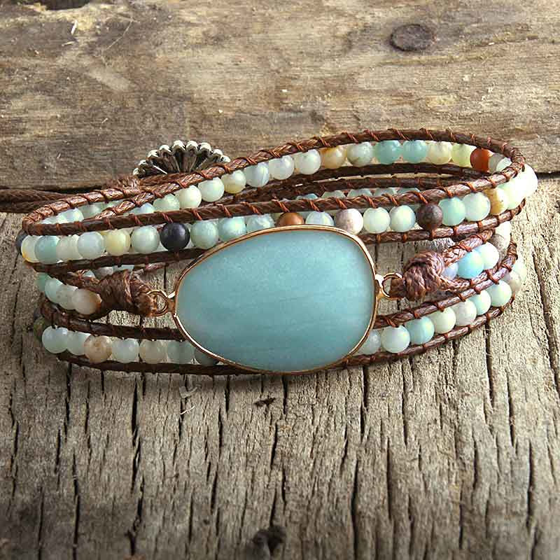 Edelstenen wikkelarmband met amazoniet liggend op hout | Wrap Amazonite 3 Rows