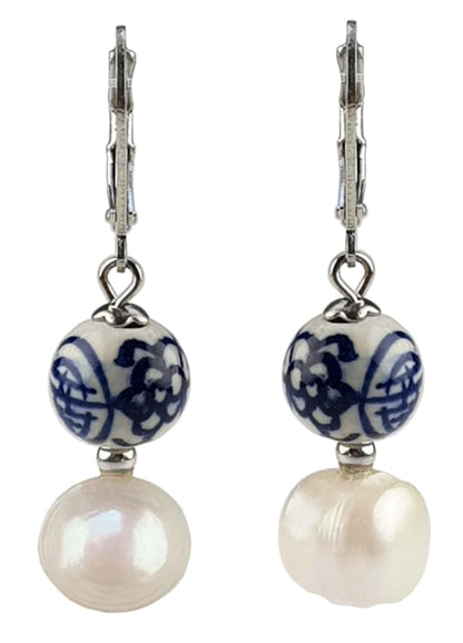 Zoetwater parel oorbellen met witte parels, Delfts blauw ornament en edelstaal, vooraanzicht | Hollands Glorie Zilver Bling