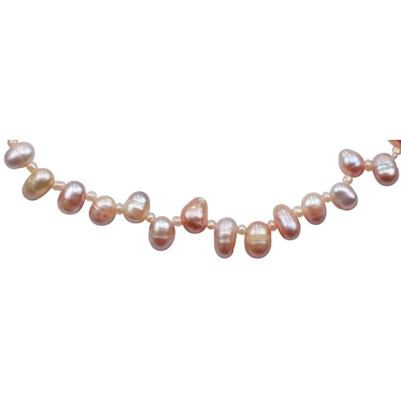 Detail van zoetwater parelketting met zalm roze parels en sterling zilver (925) | Rozi