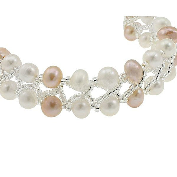 Detail van zoetwater parel armband met wit en zalm kleurige parels | Annabelle