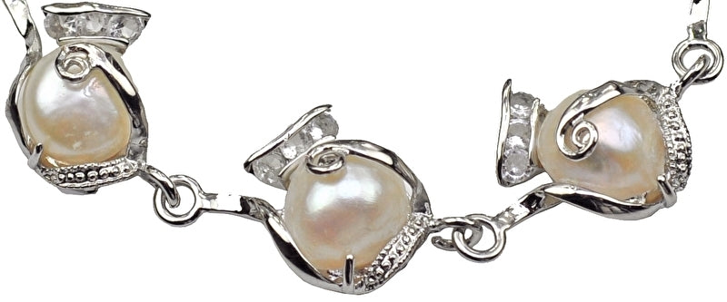 Detail van wit zoetwater parel armband met stras steentjes | Francisca