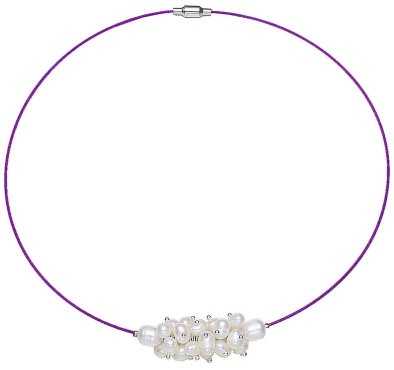 Korte zoetwater parelketting met witte parels aan paarse spang met magneetslotje | White Oval Ball Purple