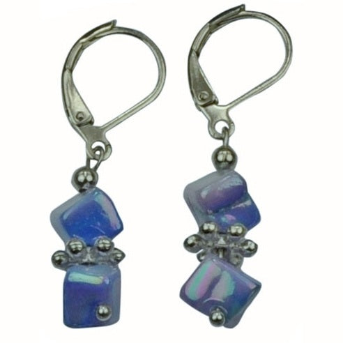 Hemels blauw gekleurde parelmoeren oorbellen met zilver edelstaal | set Shell Cube AB Blue