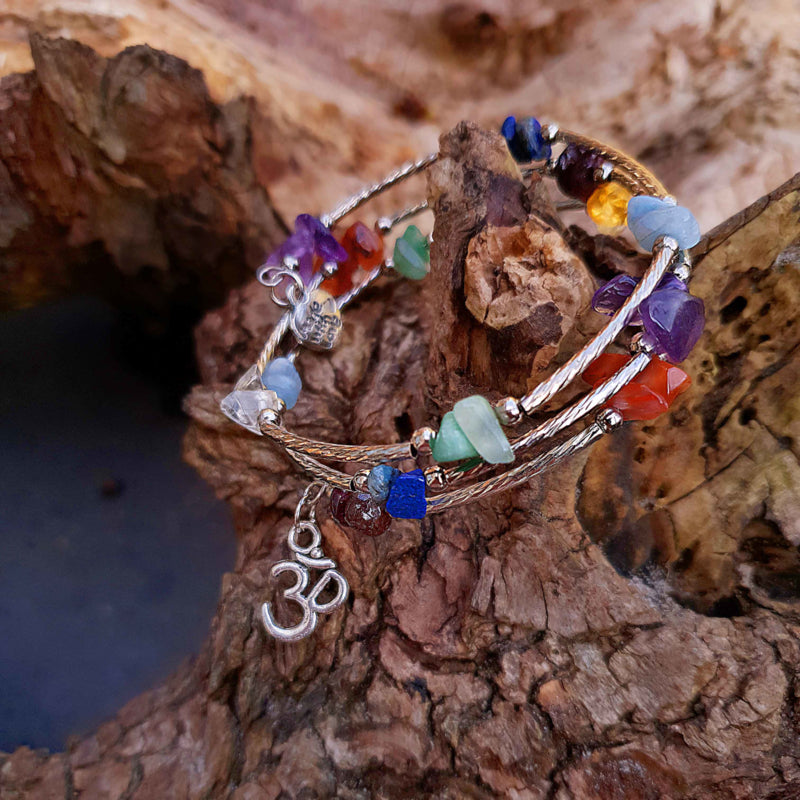Edelstenen wikkelarmband met veel soorten en kleuren edelstenen en aum teken hangend aan tak | Gemstone 3 Loops Ohm