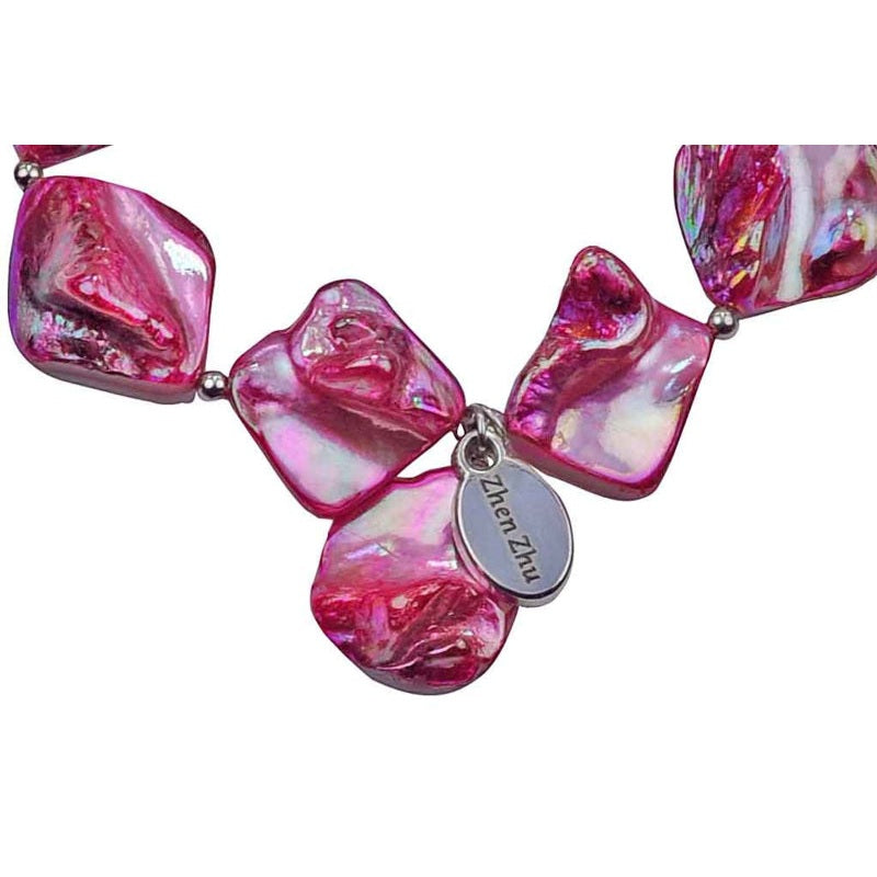 Detail van pink gekleurde parelmoeren schelpen armband | Shell AB Pink