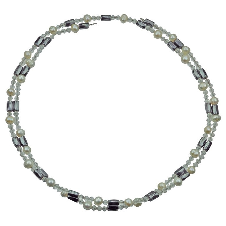 Zoetwater parelketting met witte parels, zwarte edelsteen magnetiet en facet geslepen glaskristallen liggend | Pearl Clear Crystal Magentite Wrap