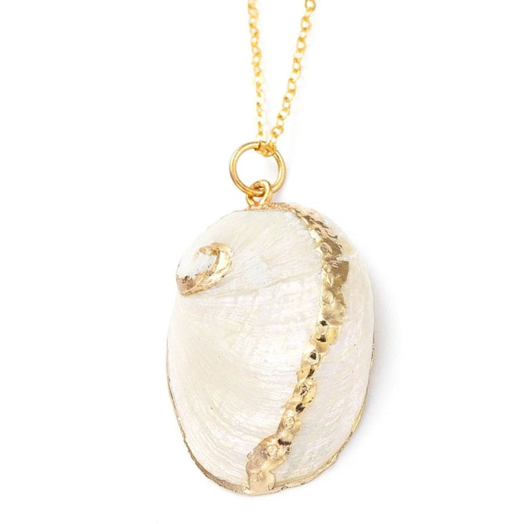 Detail van parelmoeren schelpen ketting met witte schelp aan gouden ketting | White Shell Gold