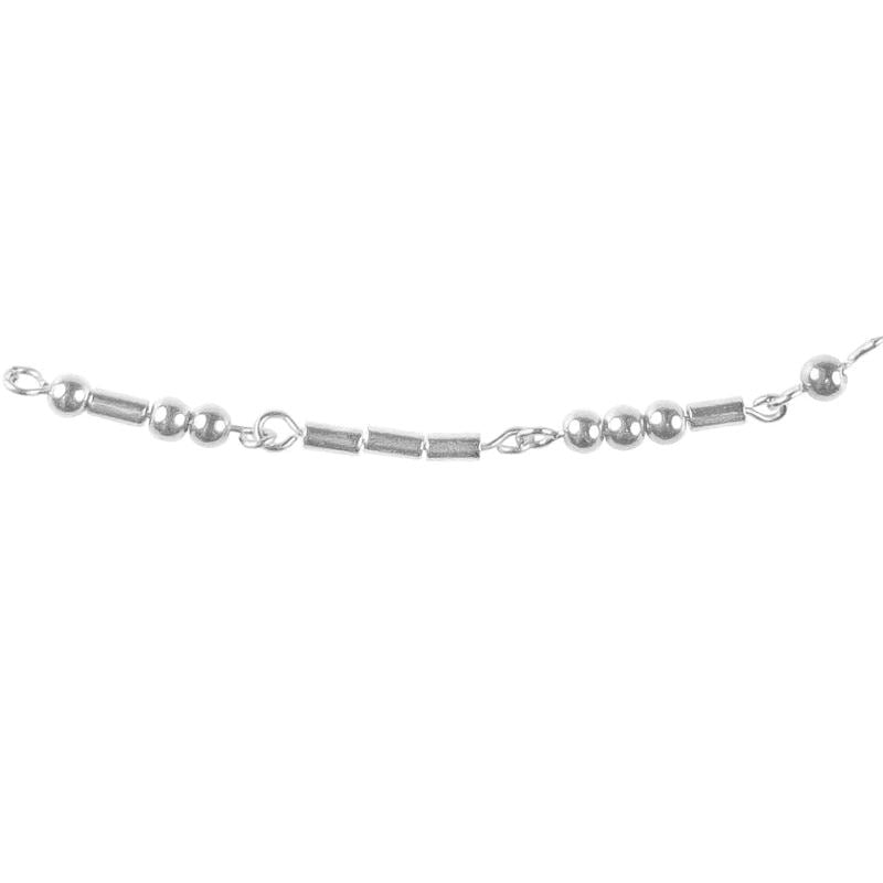 Detail van zilveren edelstenen ketting met zilver edelstaal en hematiet stenen die het woord LOVE in morse code weer geeft | Morse Code Love Silver Hematite