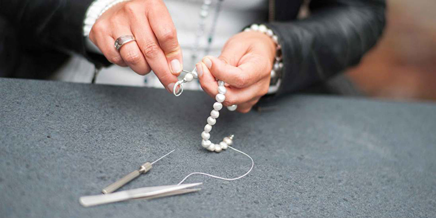 Parelketting word met de hand geknoopt