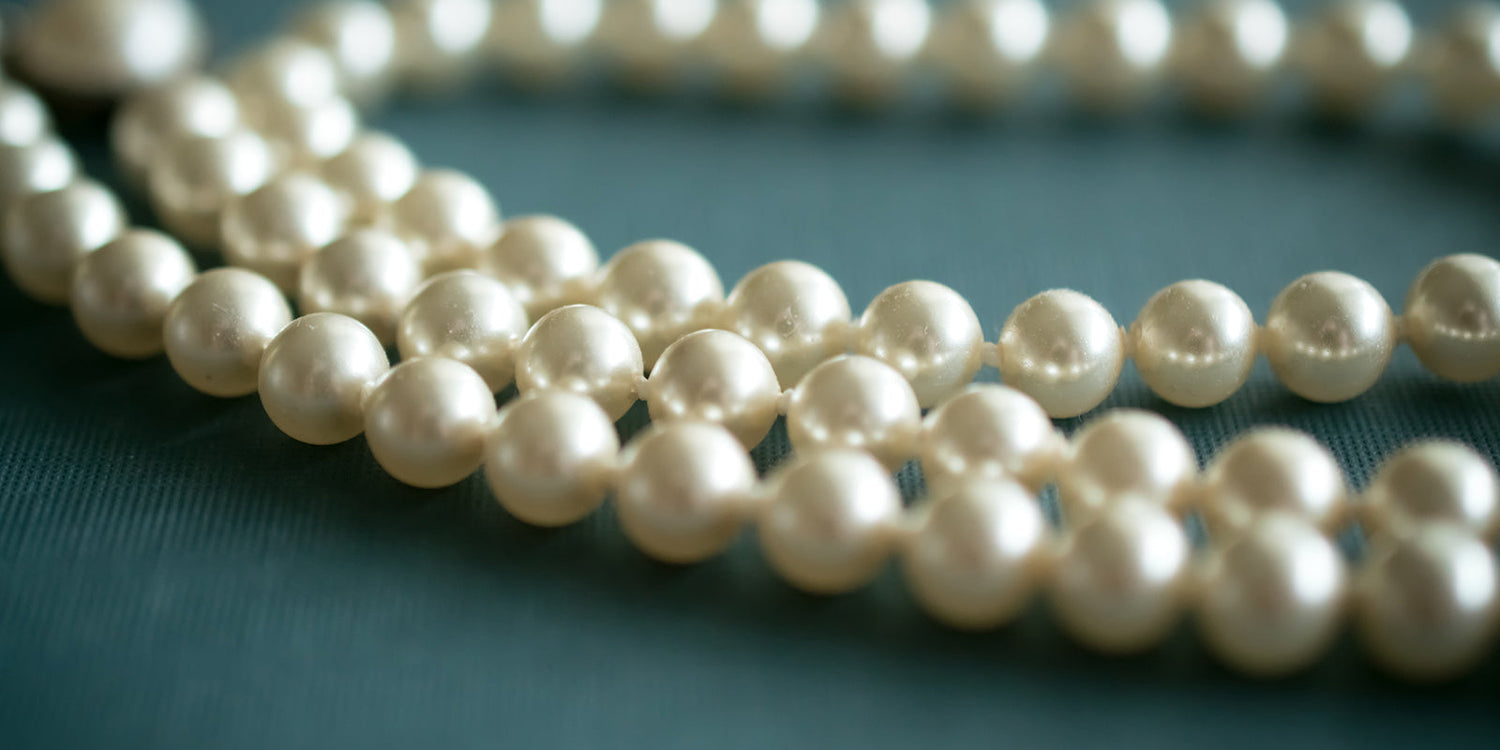 Parelketting op een groene ondergrond
