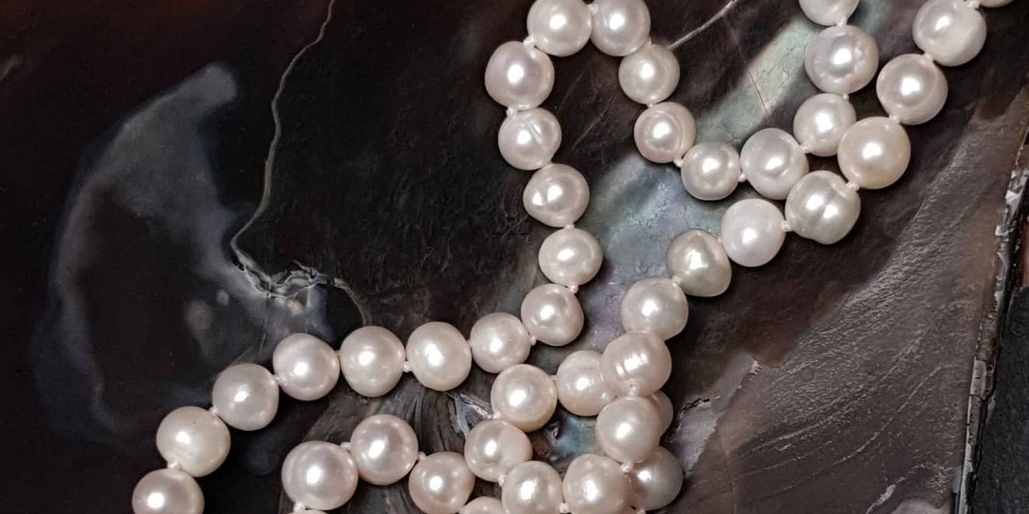 Een echte parelketting in een schelp