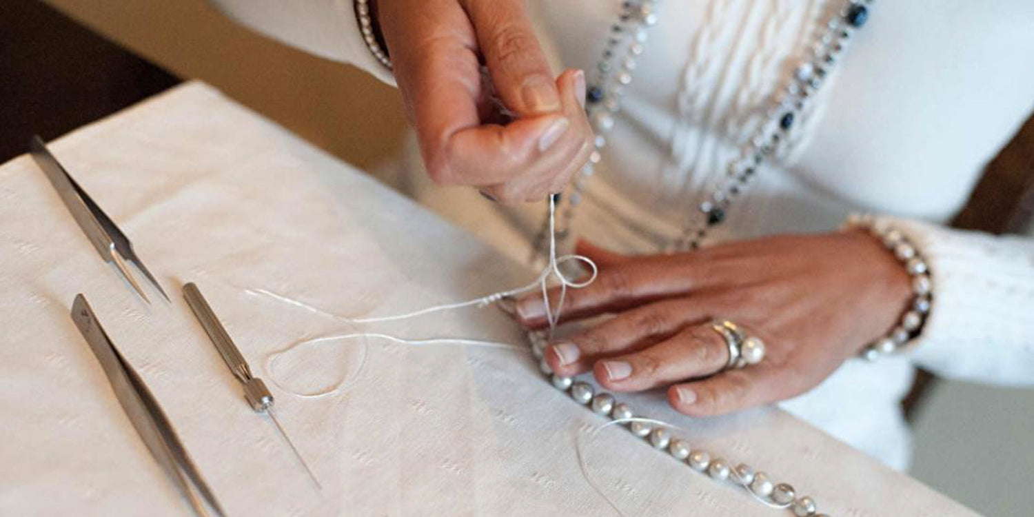 Parelketting word met de hand geknoopt