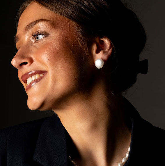 Witte zoetwater parel oorbellen op model