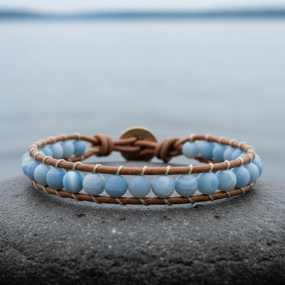 Blauw edelstenen armband met agaat en leer liggend op steen in water | Wrap Blue Agate Effloresce