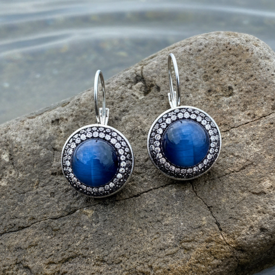 Bright Blue Tiger Eye Silver oorbellen op realistische steen