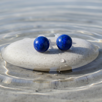 Blauwe edelstenen oorknopjes met lapis lazuli liggend op steen in water | LapisLazuli Ball