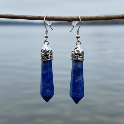 Blauwe edelstenen oorbellen met lapis lazuli en sterling zilver(925) hangend aan takje boven water | Lapis Lazuli Long Spot