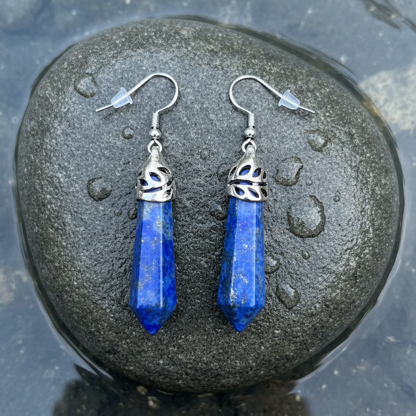 Blauwe edelstenen oorbellen met lapis lazuli en sterling zilver(925) liggend op steen in water | Lapis Lazuli Long Spot