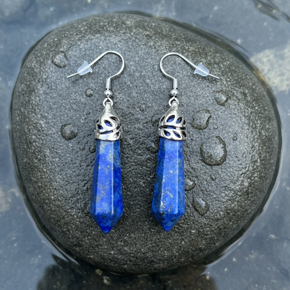 Blauwe edelstenen oorbellen met lapis lazuli en sterling zilver(925) liggend op steen in water | Lapis Lazuli Long Spot