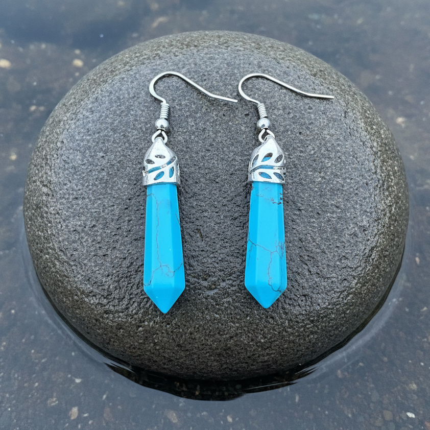 Blauw edelstenen oorbellen met turkoois en sterling zilver (925) liggend op steen in water | Turquoise Stick