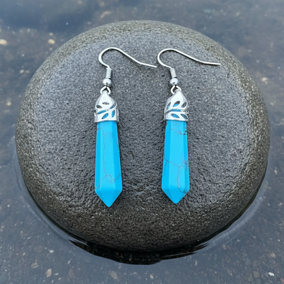 Blauw edelstenen oorbellen met turkoois en sterling zilver (925) liggend op steen in water | Turquoise Stick